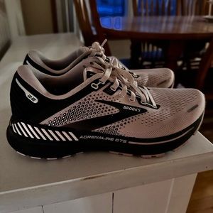 Women’s Brooks Adrenaline GTS size 9!